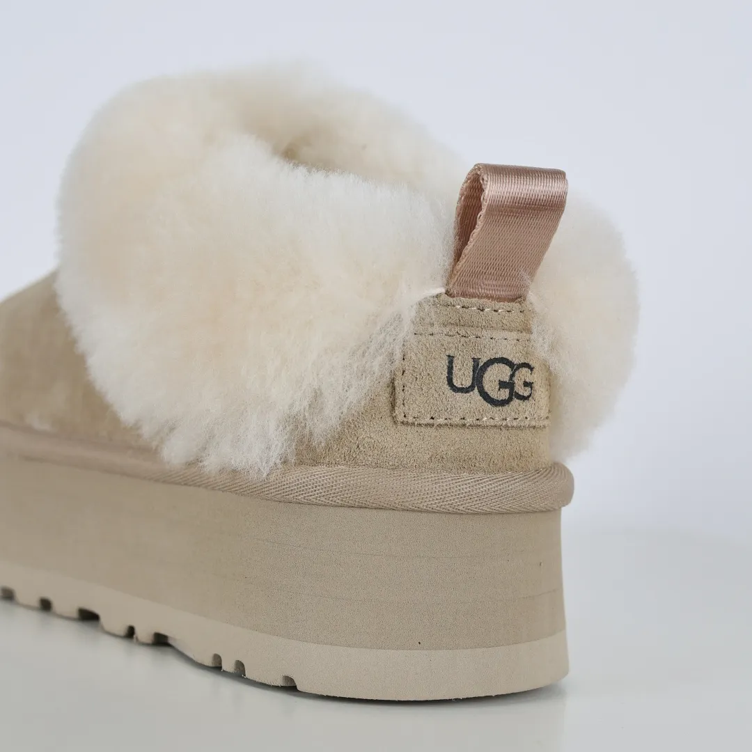 Pick up locally 💰600 Core recommended good price Independently developed original outsole, cashmere insole, keeping warm in winter, suitable for home use. In recent years, uug has launched a style series, which is partially skewed towards the preferences of young consumers, and has also been at the forefront of fashion trends. Shoe body material, water-repellent coated suede upper, 17mm UGGPURE™ implanted wool insole, lightweight non-slip and comfortable rubber outsole, with brand LOGO, complete packaging, size: 35 36 37 38 39 40